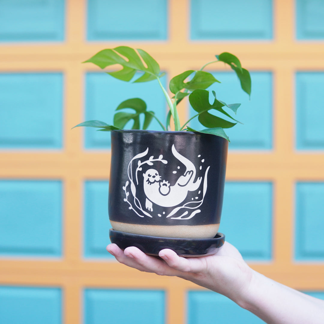 Otter Farmhouse Planter with Saucer