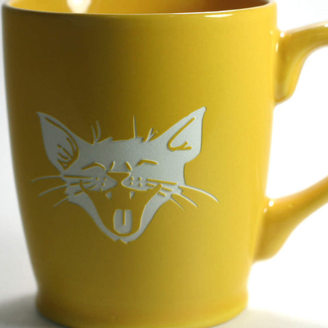yellow gold laughing cat mug sandblasting detail