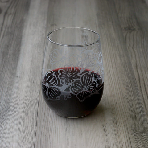 dogwood flower branches engraved stemless wine glass with red wine