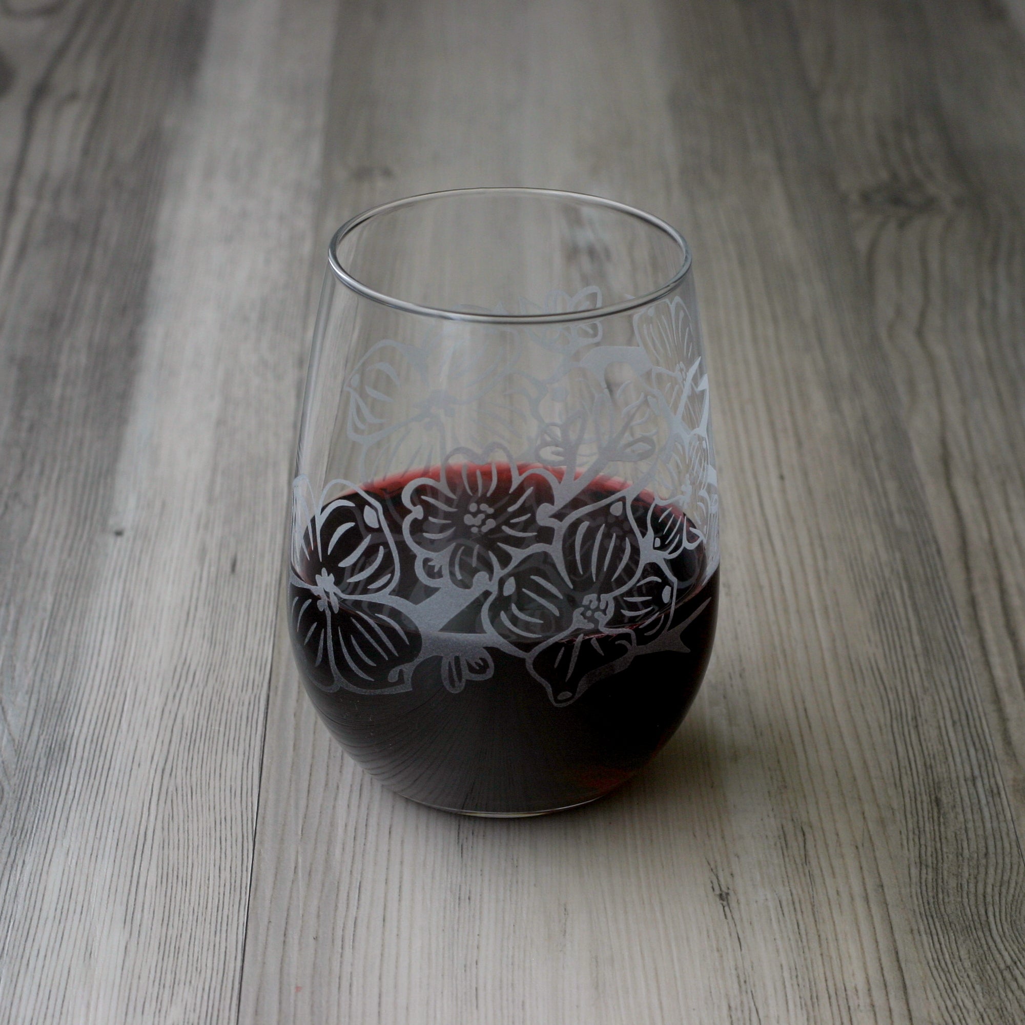 dogwood flower branches engraved stemless wine glass with red wine